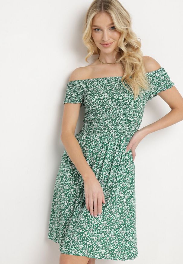 Born2be - Zielona Bawełniana Sukienka Hiszpanka o Rozkloszowanym Kroju w Kwiatowy Print Rosaja. Typ kołnierza: dekolt hiszpanka. Kolor: zielony. Materiał: bawełna. Wzór: kwiaty, nadruk. Sezon: lato. Styl: elegancki