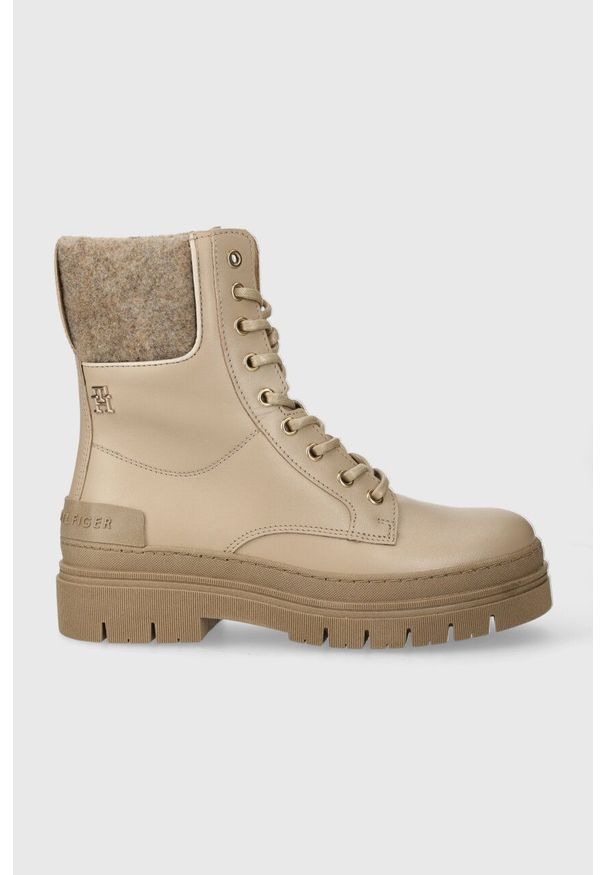 TOMMY HILFIGER - Tommy Hilfiger botki skórzane FEMININE FELT LACE UP BOOTIE damskie kolor beżowy na płaskim obcasie ocieplone FW0FW07500. Zapięcie: sznurówki. Kolor: beżowy. Materiał: skóra. Obcas: na obcasie. Styl: klasyczny. Wysokość obcasa: niski