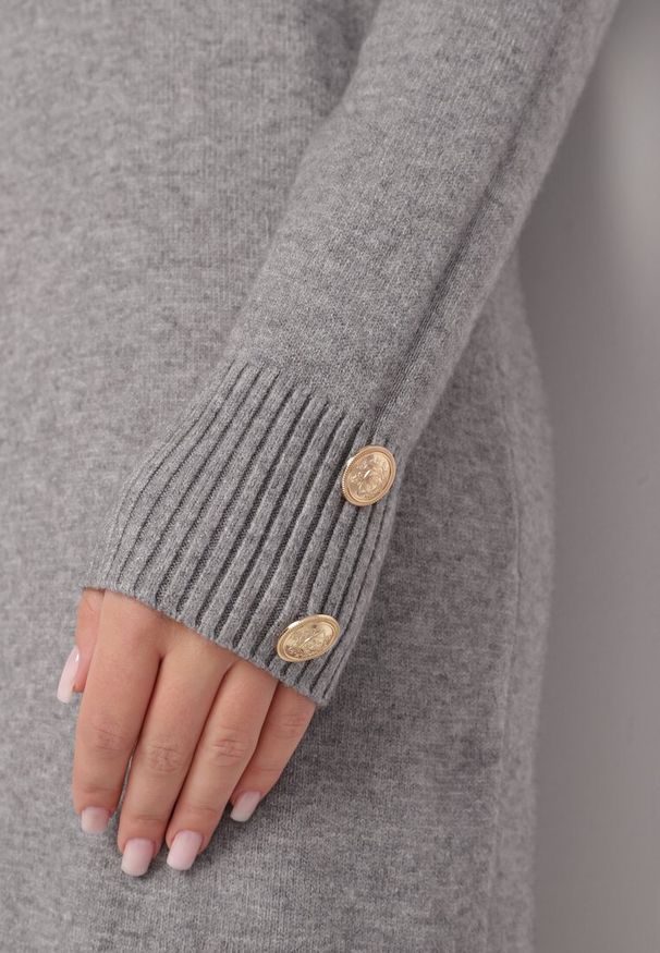 Born2be - Jasnoszara Sweterkowa Sukienka z Modalem i Wiskozą Ozdobiona Guzikami Hesalttia. Okazja: na co dzień. Kolor: szary. Materiał: wiskoza. Długość rękawa: długi rękaw. Wzór: aplikacja. Typ sukienki: proste. Styl: elegancki, casual