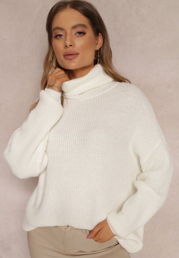 Renee - Biały Golf Oversize Malia. Okazja: na co dzień. Typ kołnierza: golf. Kolor: biały. Materiał: dzianina, wiskoza, skóra, jeans. Długość rękawa: długi rękaw. Długość: długie. Wzór: prążki, ze splotem. Styl: casual, klasyczny