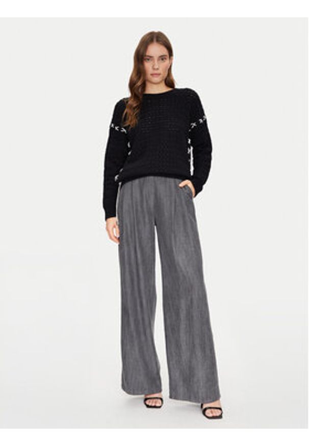 Guess Sweter W5RR13 Z3KY0 Czarny Regular Fit. Kolor: czarny. Materiał: syntetyk