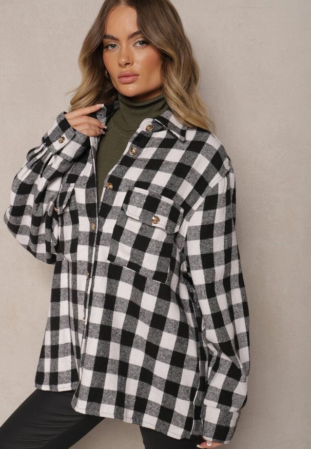 Renee - Czarno-Biała Oversize Koszula w Kratę z Kieszeniami na Klapy Kaithrea. Kolor: czarny
