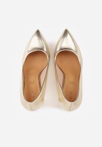 Renee - Jasnozłote Szpilki Vices w Klasycznym Stylu z Wkładką ze Skóry Naturalnej Innaris. Okazja: na spotkanie biznesowe. Nosek buta: szpiczasty. Kolor: złoty. Materiał: skóra. Obcas: na szpilce. Styl: klasyczny. Wysokość obcasa: średni #7