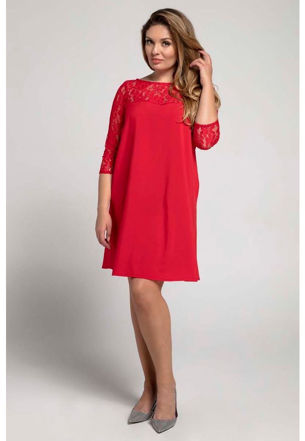 Nommo - Czerwona Trapezowa Sukienka Wizytowa z Koronką PLUS SIZE. Kolekcja: plus size. Kolor: czerwony. Materiał: koronka. Wzór: koronka. Typ sukienki: dla puszystych, trapezowe. Styl: wizytowy