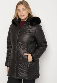Born2be - Czarna Kurtka z Pikowanymi Przeszyciami i Kapturem z Futerkiem Vevea. Okazja: na spotkanie biznesowe, do pracy, na co dzień, na spacer. Kolekcja: plus size. Kolor: czarny. Materiał: futro. Styl: biznesowy, casual, elegancki #3
