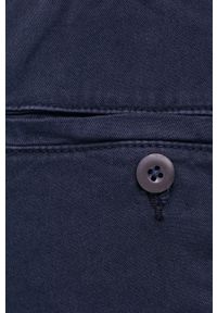 Guess spodnie męskie kolor granatowy w fasonie chinos. Kolor: niebieski. Materiał: tkanina. Wzór: gładki