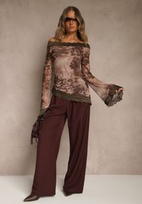 Renee - Brązowa Bluzka Siateczkowa Typu Hiszpanka z Bawełną i Wiskozą z Koronką Nurriva. Okazja: na co dzień. Typ kołnierza: dekolt hiszpanka. Kolor: brązowy. Materiał: koronka, bawełna, wiskoza. Wzór: koronka. Styl: casual #2