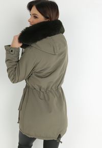 Born2be - Ciemnozielona Kurtka Parka z Kapturem z Futerkiem Ouida. Okazja: na co dzień, na spacer. Typ kołnierza: kaptur. Kolor: zielony. Materiał: futro. Wzór: aplikacja. Styl: casual, elegancki #5