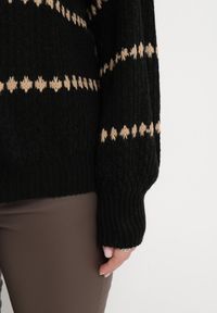 Born2be - Czarny Sweter z Bufiastymi Rękawami Ozdobiony Cienkimi Paskami Bilentia. Kolor: czarny. Wzór: aplikacja. Styl: klasyczny #2