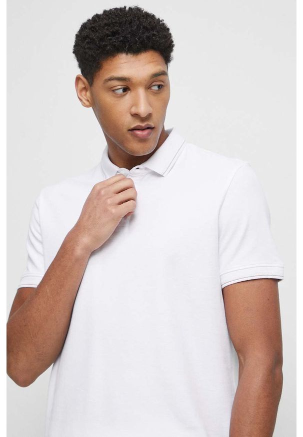 medicine - Medicine polo męskie kolor biały gładki. Typ kołnierza: polo. Kolor: biały. Materiał: dzianina. Długość: krótkie. Wzór: gładki