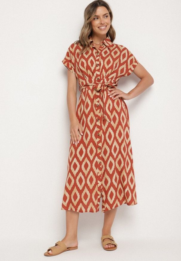 Born2be - Pomarańczowa Wiskozowa Sukienka Koszulowa z Geometrycznym Wzorem Rallapea. Okazja: na co dzień. Typ kołnierza: kołnierzyk klasyczny. Kolor: pomarańczowy. Materiał: wiskoza. Długość rękawa: krótki rękaw. Wzór: geometria. Typ sukienki: koszulowe. Styl: klasyczny, casual, elegancki