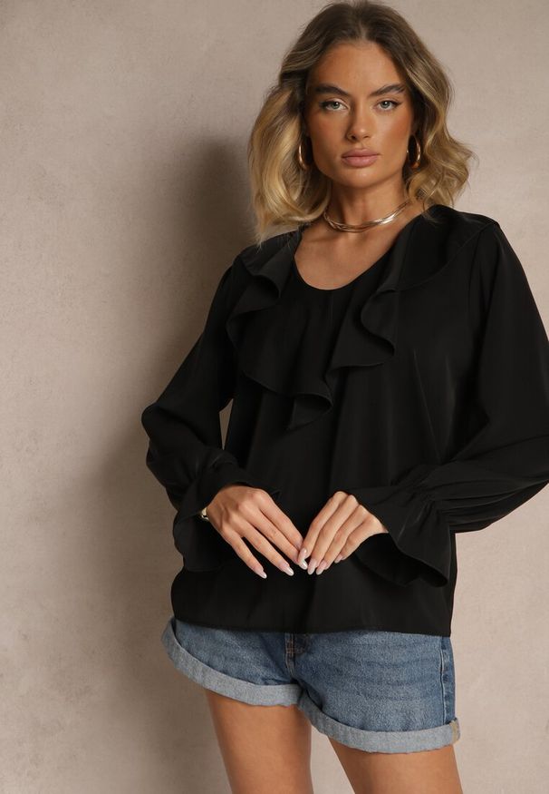 Renee - Czarna Bluzka Ozdobiona Falbanką Tananissa. Kolor: czarny. Wzór: aplikacja. Styl: klasyczny, elegancki