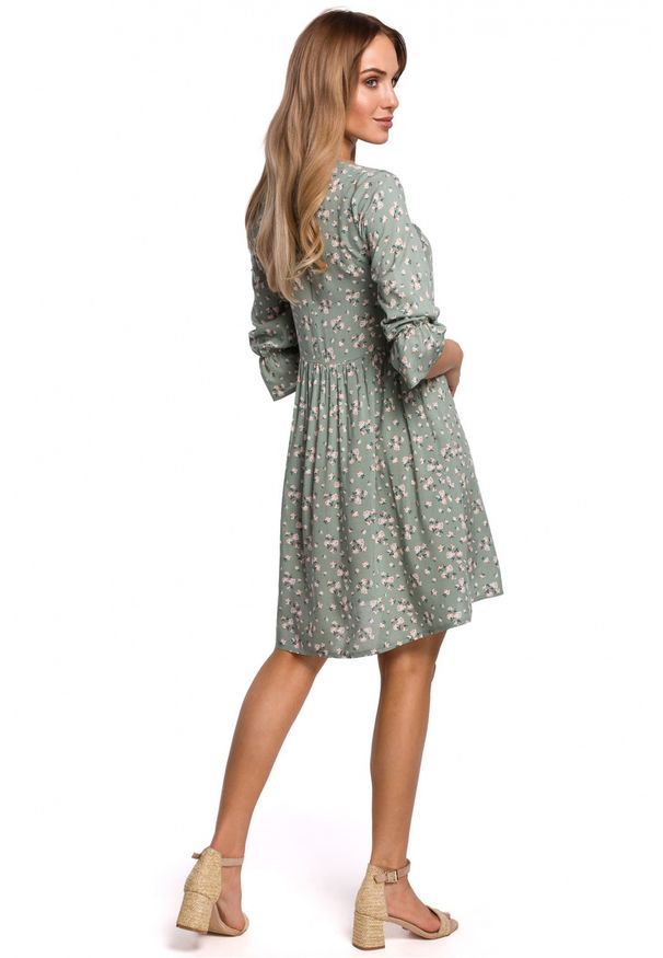 Sukienki.shop - Sukienka boho rozkloszowana mini z wiskozy w kwiaty zielona. Okazja: do pracy. Kolor: zielony. Materiał: wiskoza. Wzór: kwiaty. Sezon: lato, jesień, wiosna. Styl: boho. Długość: mini