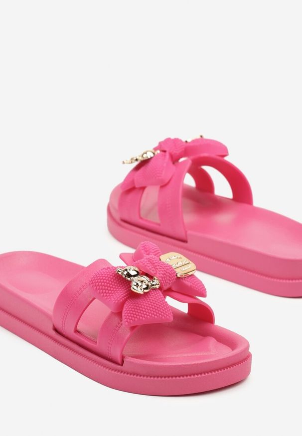 Renee - Fuksjowe Klapki Ozdobione Metalicznymi Aplikacjami i Kokardą Alovisa. Okazja: na co dzień. Kolor: różowy. Materiał: jeans. Wzór: aplikacja. Styl: elegancki, casual