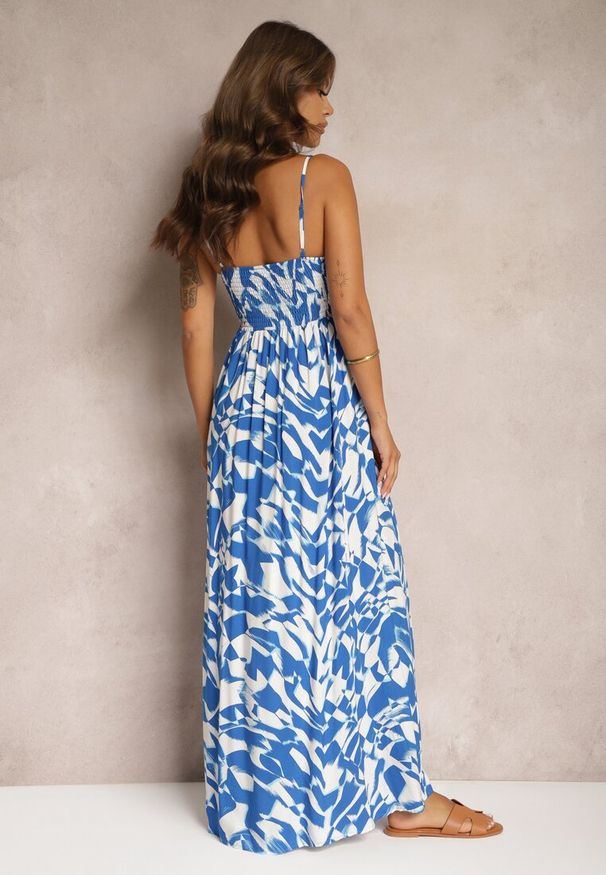 Renee - Niebiesko-Biała Wiskozowa Sukienka na Ramiączkach o Taliowanym Kroju Athelea. Okazja: na co dzień. Kolor: niebieski. Materiał: wiskoza. Długość rękawa: na ramiączkach. Sezon: lato. Styl: elegancki, casual