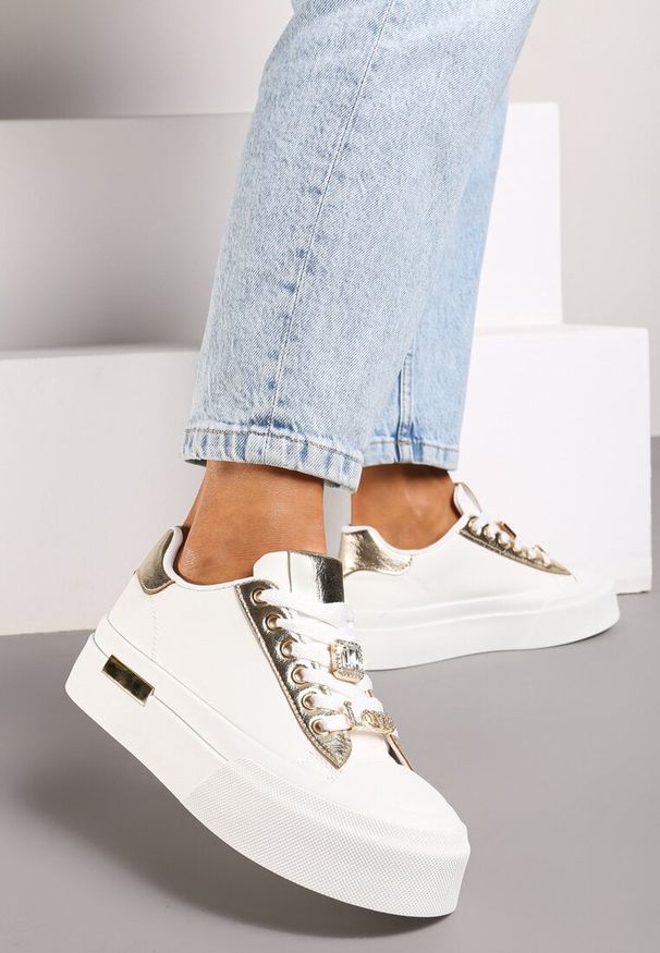 Born2be - Białe Sneakersy na Grubej Podeszwie z Metalicznymi Wstawkami i Cyrkoniami Himaria. Zapięcie: sznurówki. Kolor: biały. Materiał: jedwab, jeans