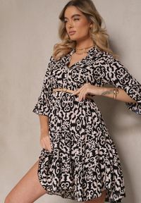 Renee - Czarna Sukienka Bawełniana o Rozkloszowanym Kroju w Etniczny Print Zalivine. Okazja: na co dzień, na spacer. Typ kołnierza: dekolt w kształcie V. Kolor: czarny. Materiał: bawełna. Wzór: nadruk. Sezon: lato. Typ sukienki: rozkloszowane. Styl: casual, elegancki