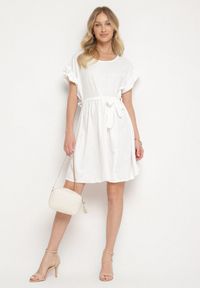 Born2be - Biała Sukienka Ozdobiona Falbankami i Paskiem Izulira. Typ kołnierza: kołnierz z falbankami. Kolor: biały. Wzór: aplikacja. Styl: elegancki #4
