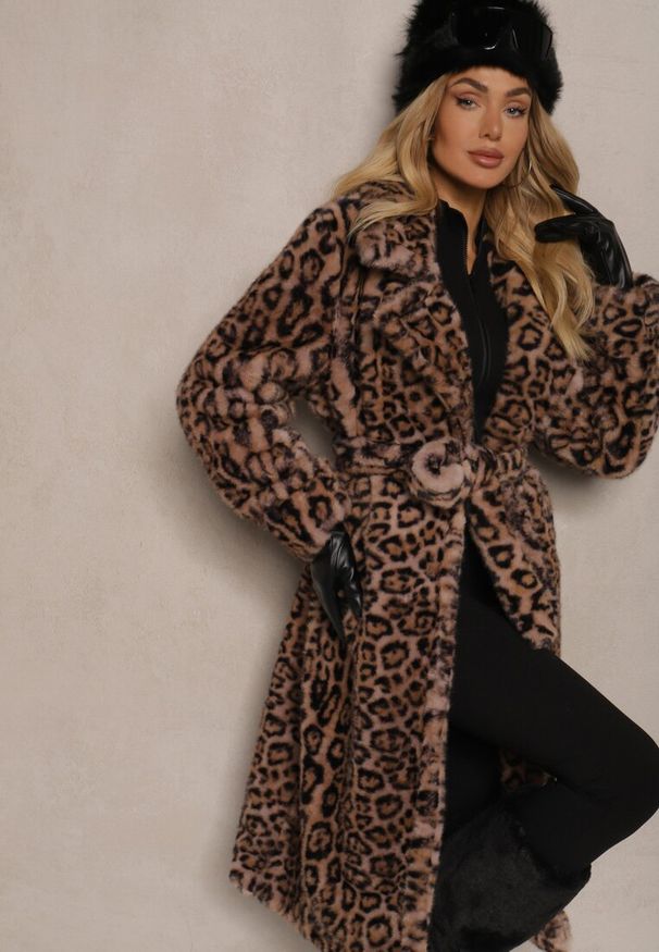 Renee - Brązowy Futrzany Płaszcz w Panterkę Wiązany w Talii Paskiem Adelora. Okazja: na co dzień. Kolor: brązowy. Materiał: futro. Wzór: motyw zwierzęcy. Styl: casual, elegancki