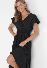 Born2be - Czarna Elegancka Sukienka Maxi w Plisy z Kopertowym Dekoltem i Wiązaniem Thessi. Kolor: czarny. Sezon: lato. Typ sukienki: kopertowe. Styl: elegancki. Długość: maxi #6