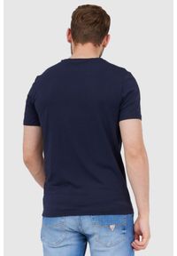 Guess - GUESS Granatowy t-shirt męski z małym logo. Kolor: niebieski. Wzór: aplikacja