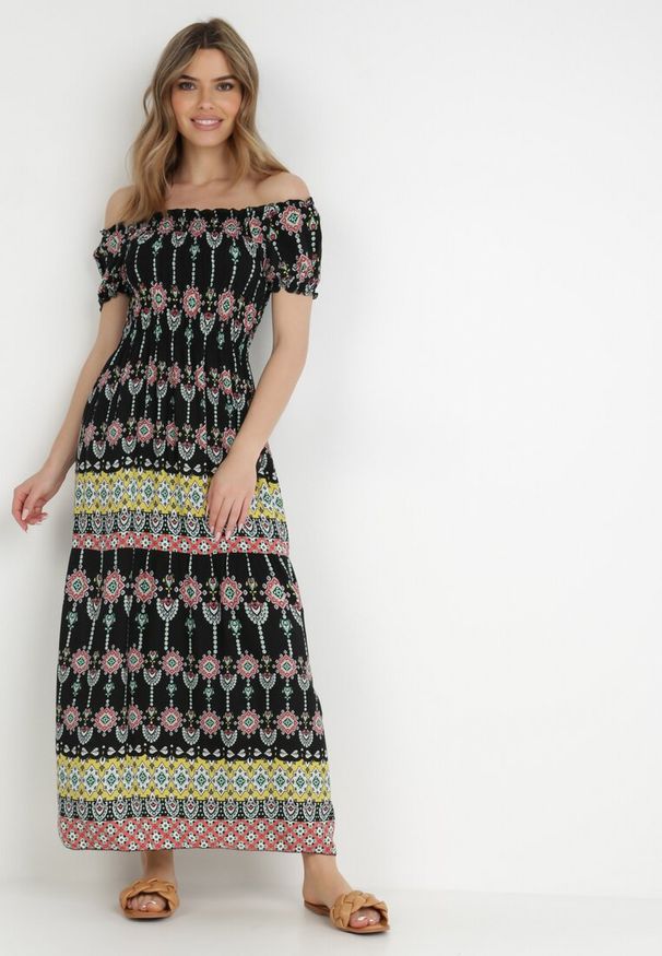 Born2be - Czarna Sukienka z Wiskozy Nesone. Typ kołnierza: dekolt hiszpanka. Kolor: czarny. Materiał: wiskoza. Wzór: kolorowy, aplikacja. Długość: midi