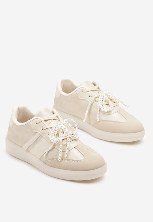 Renee - Beżowe Sneakersy Typu Kultowe Tenisówki ze Zdobieniem z Perłami Nalavia. Okazja: na co dzień. Kolor: beżowy. Materiał: jeans. Wzór: aplikacja