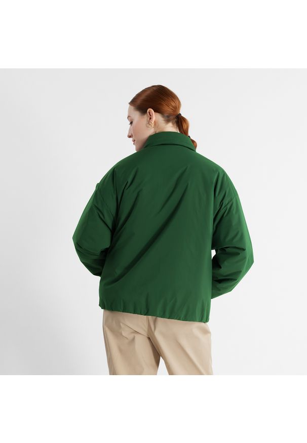 Kurtka damska New Balance WJ43506NWG – zielona. Kolor: zielony. Materiał: nylon. Styl: sportowy