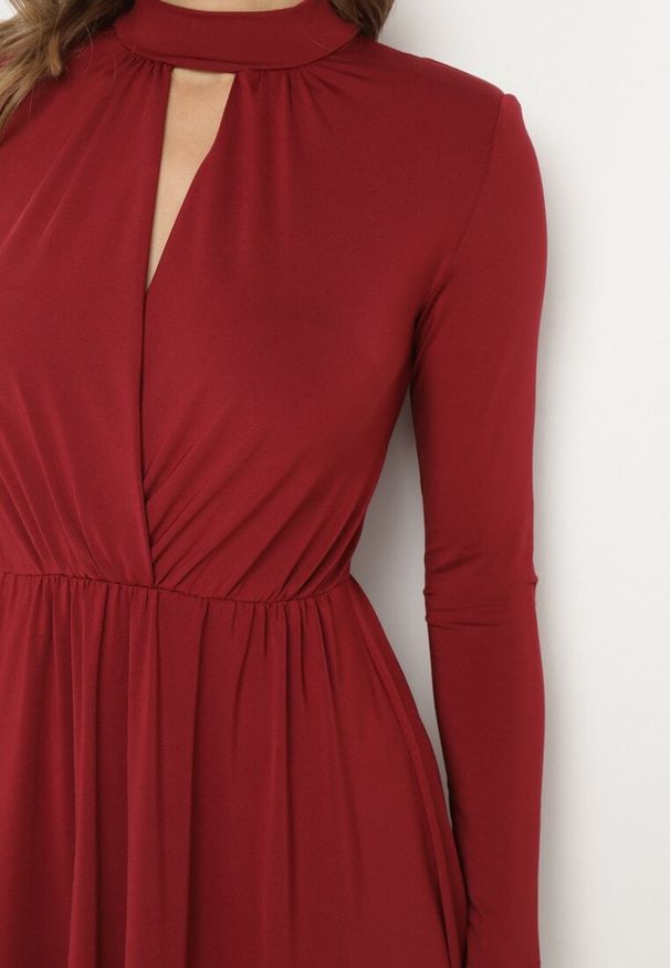 Born2be - Bordowa Rozkloszowana Sukienka z Ozdobnym Wycięciem i Usztywnioną Linią Ramion Rivfedi. Okazja: na co dzień, na imprezę. Kolor: czerwony. Długość rękawa: długi rękaw. Typ sukienki: proste. Styl: casual, elegancki