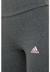 Adidas - adidas legginsy damskie kolor szary z nadrukiem. Kolor: szary. Materiał: materiał, bawełna, dzianina. Wzór: nadruk