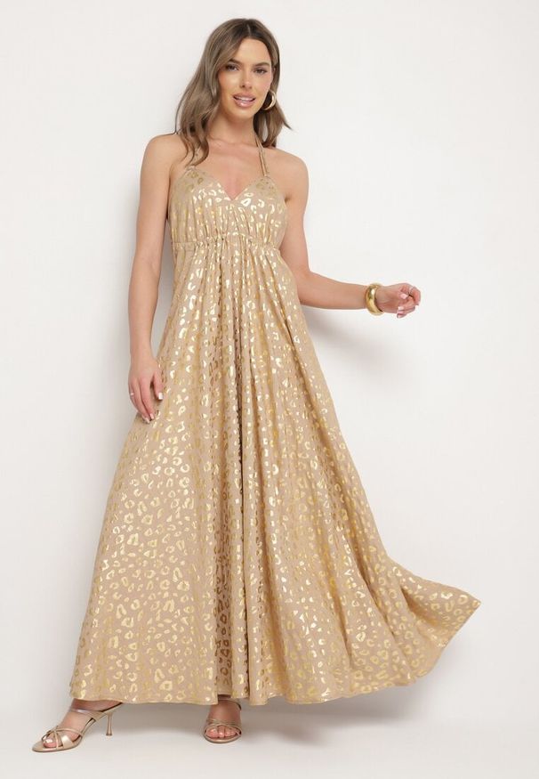 Born2be - Beżowa Sukienka z Wiskozy z Odkrytymi Plecami i Metalicznym Nadrukiem w Panterkę Linadea. Typ kołnierza: dekolt w serek. Kolor: beżowy. Materiał: wiskoza. Wzór: nadruk, motyw zwierzęcy. Typ sukienki: rozkloszowane