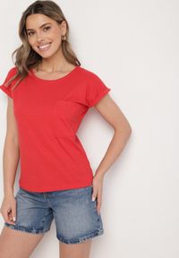 Born2be - Czerwony T-shirt z Bawełny Ozdobiony Kieszonką Ziarene. Okazja: na co dzień. Kolor: czerwony. Materiał: bawełna. Wzór: aplikacja. Styl: sportowy, casual #4
