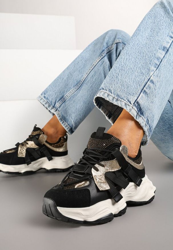 Renee - Czarne Streetwearowe Sneakersy z Cyrkoniami na Tłoczonej Podeszwie Avelivia. Okazja: na co dzień, na randkę. Kolor: czarny. Materiał: jeans. Wzór: aplikacja