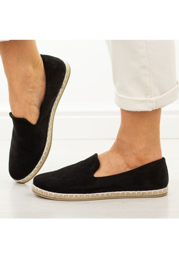 POTOCKI - Czarne espadryle damskie, półbuty Potocki 16386. Okazja: na co dzień. Nosek buta: okrągły. Kolor: czarny. Materiał: zamsz. Sezon: wiosna, lato, jesień. Obcas: na płaskiej podeszwie. Styl: wakacyjny, casual