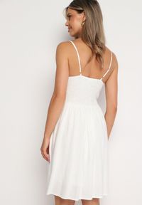 Born2be - Biała Bawełniana Sukienka na Cienkich Regulowanych Ramiączkach z Kopertowym Dekoltem Pennea. Okazja: na co dzień. Typ kołnierza: dekolt kopertowy. Kolor: biały. Materiał: bawełna. Długość rękawa: na ramiączkach. Typ sukienki: kopertowe. Styl: casual, elegancki, sportowy #3