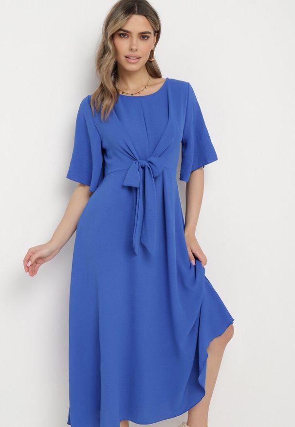 Born2be - Granatowa Sukienka Maxi z Ozdobnym Wiązaniem i Gumką w Talii Myrcella. Kolor: niebieski. Długość: maxi