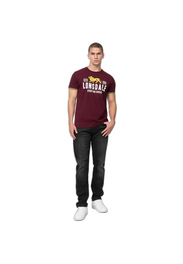 T-shirt o klasycznym kroju Lonsdale Blagh. Kolor: wielokolorowy, żółty, czerwony. Wzór: nadruk