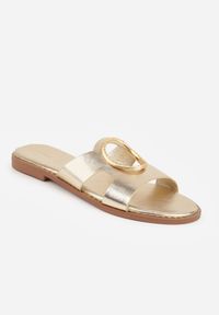 Born2be - Złote Klapki VICES z Wycięciem i Metalową Ozdobą Acacine. Okazja: na co dzień. Kolor: złoty. Wzór: aplikacja. Sezon: lato. Styl: casual, elegancki #5