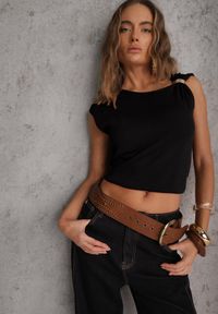 Renee - Czarna Wiskozowa Bluzka Bez Rękawów z Dzianiny Zdobiona Metaliczną Aplikacją Alutina. Okazja: na co dzień. Kolor: czarny. Materiał: dzianina, wiskoza. Długość rękawa: bez rękawów. Wzór: aplikacja. Styl: glamour, casual, street, elegancki #5