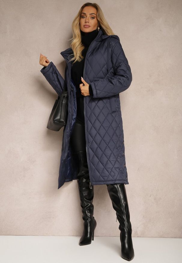 Renee - Granatowa Kurtka z Pikowanymi Przeszyciami w Kratkę oraz Wewnętrznymi Ściągaczami w Pasie Tiliona. Okazja: na co dzień. Kolor: niebieski. Materiał: jeans. Wzór: kratka. Styl: casual