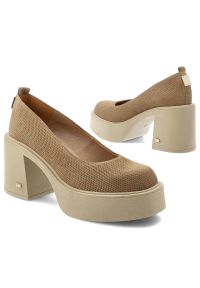 Półbuty damskie Karino, stabilny słupek podwyższona platforma miękka cholewka zabudowany przód masywna podeszwa, beżowe, 5996/007-P. Okazja: na co dzień. Kolor: beżowy. Materiał: zamsz, skóra. Szerokość cholewki: normalna. Obcas: na platformie. Styl: casual, elegancki. Wysokość obcasa: średni #4