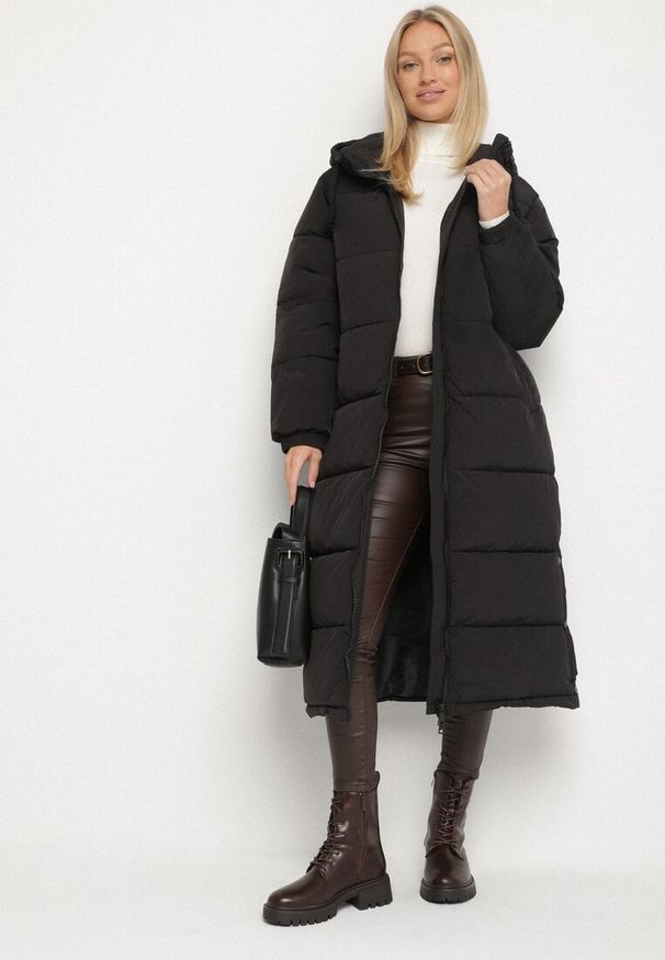 Born2be - Czarna Długa Kurtka z Pikowanymi Przeszyciami i Kapturem Unalleva. Okazja: na co dzień. Kolor: czarny. Materiał: poliester, dzianina, jeans. Długość: długie. Styl: casual