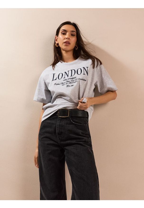 Sinsay - Bawełniana koszulka z napisem London - szary. Kolor: szary. Materiał: bawełna. Wzór: napisy
