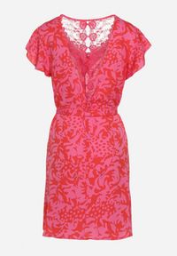 Born2be - Fuksjowa Sukienka z Krótkim Rękawem Ozdobiona Siateczką przy Dekolcie z Materiałowym Paskiem Meada. Kolor: różowy. Materiał: materiał. Długość rękawa: krótki rękaw. Wzór: aplikacja. Typ sukienki: dopasowane. Styl: elegancki #3