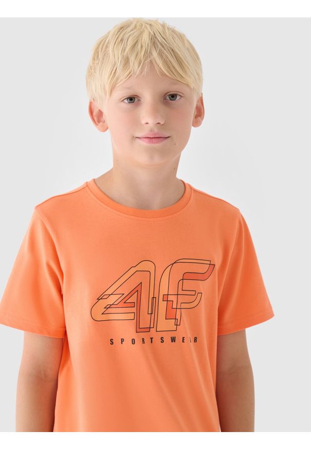 4f - T-shirt z nadrukiem chłopięcy - pomarańczowy. Okazja: na co dzień. Kolor: pomarańczowy. Materiał: bawełna, jersey, dzianina. Długość rękawa: krótki rękaw. Długość: krótkie. Wzór: nadruk. Sezon: lato. Styl: sportowy, casual, klasyczny