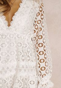 Renee - Biała Sukienka Dephiolea. Kolor: biały. Materiał: materiał, koronka. Długość rękawa: długi rękaw. Wzór: ażurowy. Styl: wizytowy. Długość: mini