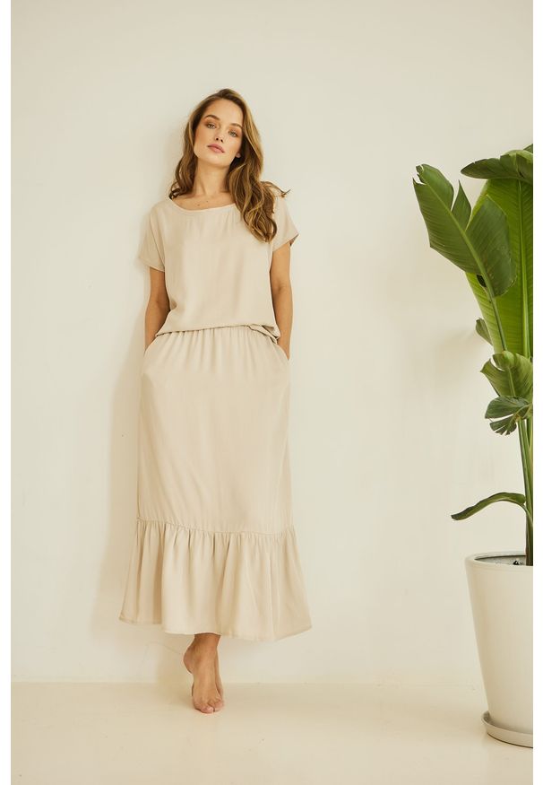 SPÓDNICA MAGGIE PIASKOWA M - Flawless. Okazja: na co dzień, na spotkanie biznesowe, na spacer. Materiał: skóra, wiskoza. Długość: krótkie. Styl: elegancki, sportowy, biznesowy, klasyczny, boho, casual