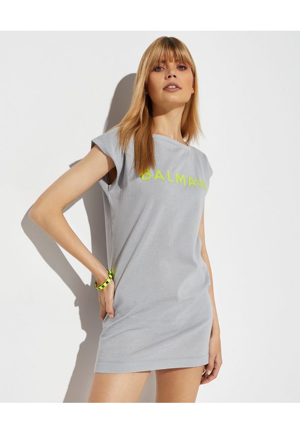 Balmain - BALMAIN - Bawełniana sukienka z neonowym logo. Okazja: na co dzień. Kolor: szary. Materiał: bawełna. Wzór: aplikacja, nadruk. Typ sukienki: proste. Styl: casual. Długość: mini