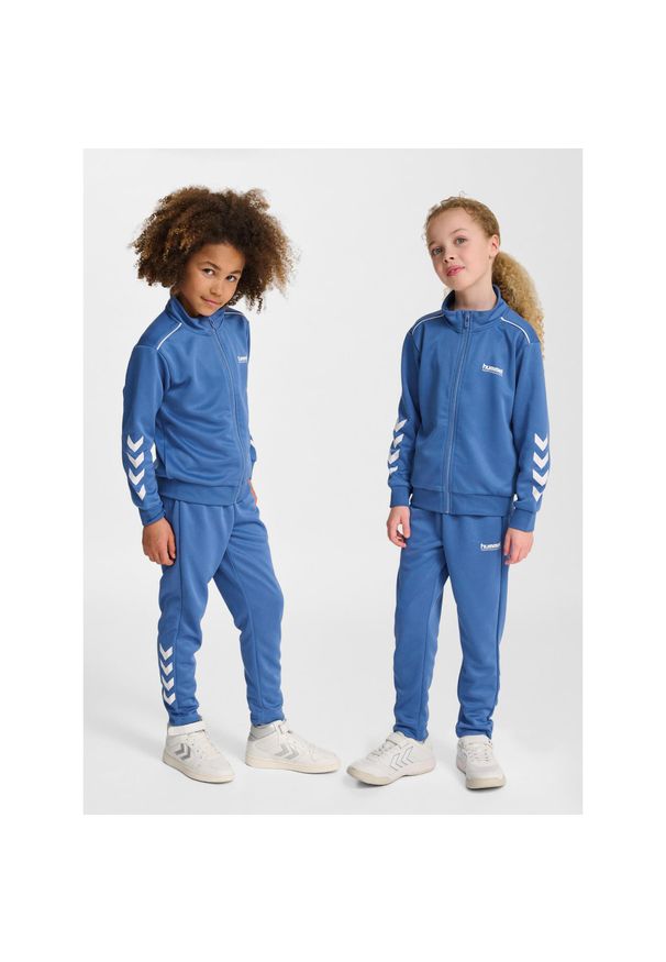 Dziecięcy dres Hummel. Okazja: na uczelnię. Kolor: niebieski. Materiał: dresówka. Styl: sportowy