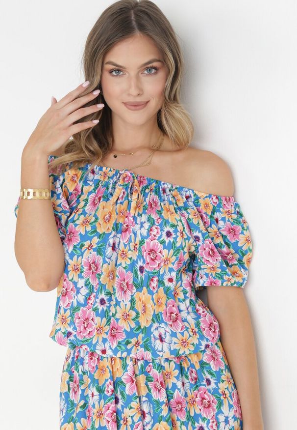 Born2be - Niebieska Sukienka Hiszpanka z Gumką w Pasie Cedrinth. Typ kołnierza: dekolt hiszpanka. Kolor: niebieski. Materiał: wiskoza, tkanina. Długość rękawa: krótki rękaw. Wzór: kwiaty, nadruk